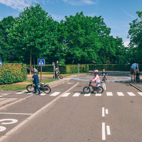 Børn med cykler på Trafiklegepladsen i Fælledparken.