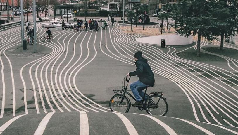  Den svarta fyrkanten i Superkilen i Nørrebro, Köpenhamn