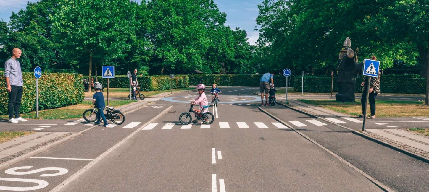 Børn med cykler på Trafiklegepladsen i Fælledparken.