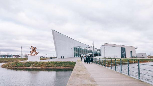 ARKEN ligger smukt på stranden i Ishøj en kort s-togstur fra København og er et af Nordens førende museer for moderne kunst.