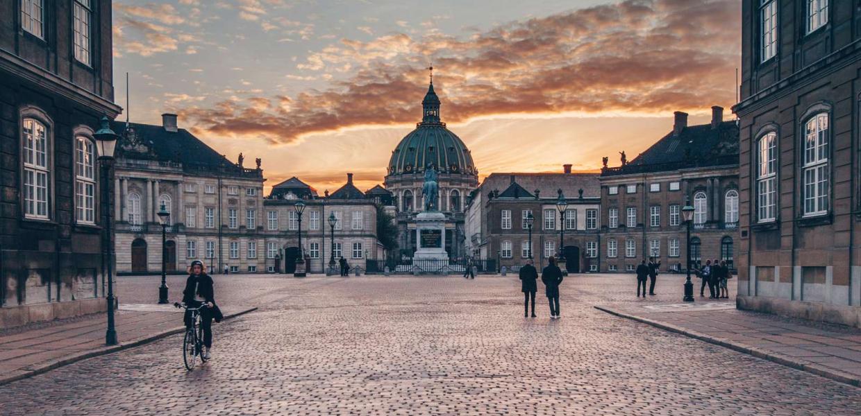Amalienborg Slotsplads og Marmorkirken i København. 